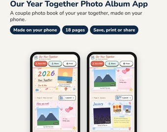 Könnte beinhalten: Zwei Smartphones zeigen die Benutzeroberfläche der Our Year Together Photo Album App. Die Bildschirme zeigen anpassbare Seiten mit Fotofeldern, Textfeldern und grafischen Elementen wie Herzen und Sternen. Funktionen umfassen 18 Seiten, Speichern, Drucken und Teilen.