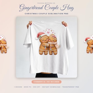 Può includere: Una t-shirt bianca con la grafica di due biscotti di pan di zenzero che si abbracciano. Uno indossa un cappello da Babbo Natale rosso, l'altro un fiocco e una sciarpa rosa. Il design include cuoricini e il testo Gingerbread Couple Hug Christmas Couple Sublimation PNG.
