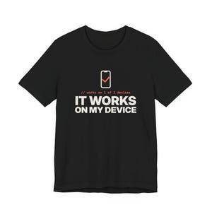 Könnte beinhalten: Ein schwarzes Kurzarm-T-Shirt mit einer weißen Grafik eines Smartphones und einem roten Häkchen. Unter dem Telefon steht der rote Text // works on 1 of 1 devices, gefolgt von dem weißen Text IT WORKS ON MY DEVICE in fetten Großbuchstaben.