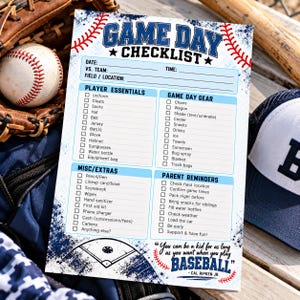 Könnte beinhalten: Ein rechteckiger Game Day Checklist-Zettel mit blau-roten Baseball-Grafiken. Er enthält Abschnitte für Spielerausrüstung, Zubehör, Sonstiges und Erinnerungen für Eltern, inklusive eines Zitats von Cal Ripken Jr. am unteren Rand.