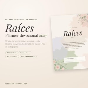 Könnte beinhalten: Ein Andachtsplaner für 2027 mit dem Titel Raíces, verziert mit sanften Aquarell-Blumenakzenten in Rosa und Grün. Das Cover zeigt den Titel, das Jahr und einen Bibelvers. Weitere Seiten zeigen Kalender- und linierte Layouts für Notizen.
