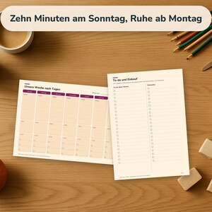 K&ouml;nnte beinhalten: Zwei cremefarbene Papierplaner mit dunkelvioletten Kopfzeilen. Einer ist ein Wochenplaner mit dem Titel "Unsere Woche nach Tagen" und der andere eine Liste mit dem Titel "To-do und Einkauf". Der Text "Zehn Minuten am Sonntag, Ruhe ab Montag" steht oben.