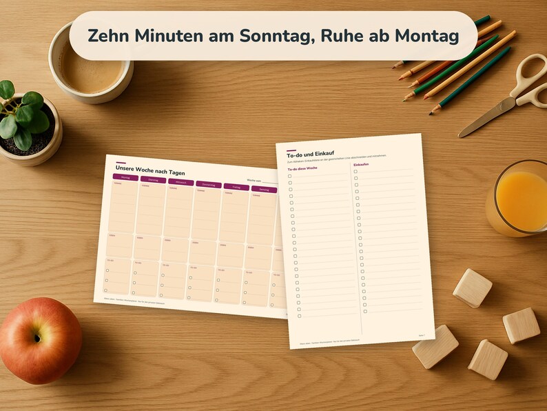 K&ouml;nnte beinhalten: Zwei cremefarbene Papierplaner mit dunkelvioletten Kopfzeilen. Einer ist ein Wochenplaner mit dem Titel "Unsere Woche nach Tagen" und der andere eine Liste mit dem Titel "To-do und Einkauf". Der Text "Zehn Minuten am Sonntag, Ruhe ab Montag" steht oben.