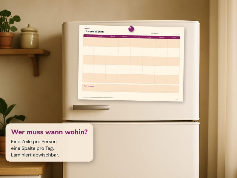 K&ouml;nnte beinhalten: Ein rechteckiger Wochenplaner mit cremefarbenem Hintergrund und violetten Kopfzeilen. Der Text 'Unsere Woche' steht oben, mit Spalten f&uuml;r die Wochentage und Zeilen f&uuml;r die Planung. Ein violetter Magnet befestigt den Planer an einem wei&szlig;en K&uuml;hlschrank.
