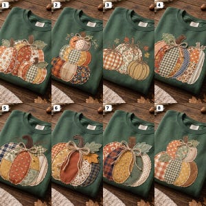 Könnte beinhalten: Eine Kollektion von acht dunkelgrünen Rundhals-Sweatshirts, jedes mit einem einzigartigen Kürbis-Applikationsdesign. Die Kürbisse bestehen aus verschiedenen Stoffflicken mit Karomustern, Blumenmustern und Punkten, akzentuiert durch Bindfaden-Schleifen.