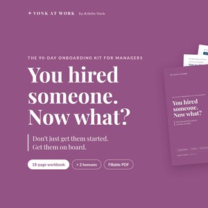 Op de afbeelding: Een paars werkboek van 18 pagina's getiteld The 90-Day Onboarding Kit for Managers: You hired someone. Now what? Don't just get them started. Get them on board. De kit bevat twee bonussen en is beschikbaar als invulbaar PDF-bestand.