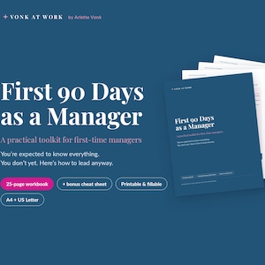 Puede incluir: Un libro de trabajo digital titulado First 90 Days as a Manager de Vonk at Work. La portada azul oscuro presenta texto en blanco, incluido el subtítulo A practical toolkit for first-time managers. Incluye un libro de trabajo de 25 páginas, una hoja de trucos adicional, imprimible y rellenable en tamaños A4 y US Letter.