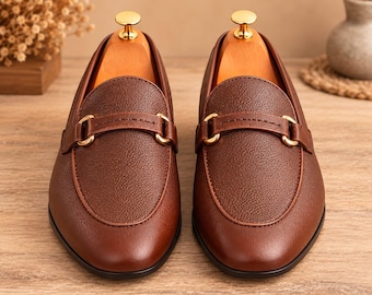 Mocassini in pelle marrone fatti a mano, scarpe eleganti slip-on con morsetto dorato