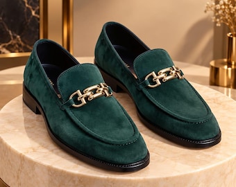 Smaragdgroene suède loafers met gouden kettingdetails, handgemaakte leren herenschoenen
