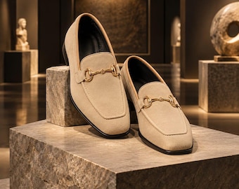 Handgjorda beige mockaloafers i Horsebit-modell, lyxiga slip-on-skor (specialdesignade lädermockasiner)