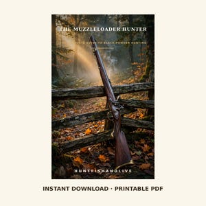 Puede incluir: Una portada de libro digital titulada THE MUZZLELOADER HUNTER: THE COMPLETE GUIDE TO BLACK POWDER HUNTING. Muestra un rifle de avancarga de madera oscura apoyado en una valla rústica en un bosque con humo saliendo del cañón. Texto: HUNTFISHANDLIVE.