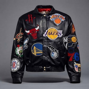 Könnte beinhalten: Eine schwarze Leder-Collegejacke mit zahlreichen gestickten NBA-Teamlogos und Basketball-Grafiken auf der Vorderseite und den Ärmeln. Die Jacke verfügt über eine Druckknopfleiste, einen gerippten Saum und ein leuchtend rotes Innenfutter am Kragen.
