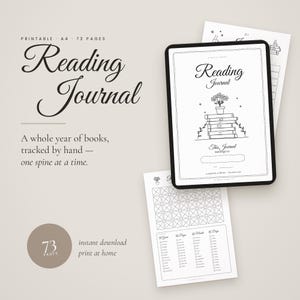 Op de afbeelding: Een printbaar leesdagboek met 73 pagina's in A4-formaat. De omslag bevat de tekst Reading Journal, een stapel boeken en een plant in een pot. Aanvullende pagina's bevatten een raster voor bijhouden en lijsten voor boeken, pagina's en maanden.