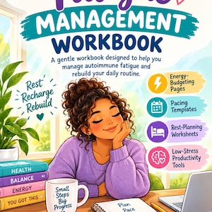 Puede incluir: Una portada de libro de ejercicios para la gesti&oacute;n de la fatiga autoinmune con una persona de cabello casta&ntilde;o rizado apoyando la cabeza en su mano. El texto incluye 'Rest, Recharge, Rebuild', 'Small Steps Big Progress' en una taza y 'Plan, Pace, Thrive' en un cuaderno.