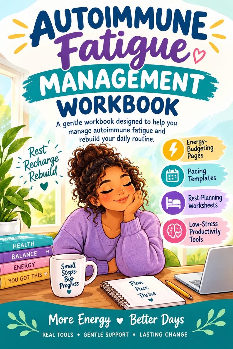 Puede incluir: Una portada de libro de ejercicios para la gesti&oacute;n de la fatiga autoinmune con una persona de cabello casta&ntilde;o rizado apoyando la cabeza en su mano. El texto incluye 'Rest, Recharge, Rebuild', 'Small Steps Big Progress' en una taza y 'Plan, Pace, Thrive' en un cuaderno.