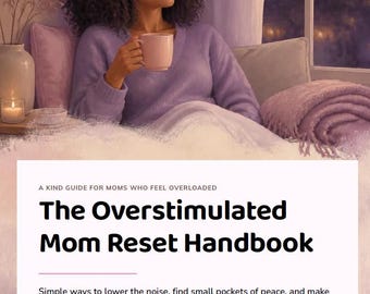 Könnte beinhalten: Ein Buchcover mit dem Titel The Overstimulated Mom Reset Handbook, A Kind Guide for Moms Who Feel Overloaded. Der Text enthält: Simple ways to lower the noise, find small pockets of peace, and make the day feel easier. Warm tools for tired, sensitive, and burned-out days.