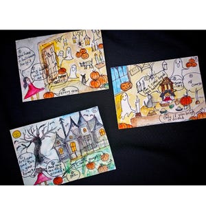 Può includere: Tre illustrazioni ad acquerello a tema Halloween con fantasmi, zucche e una casa stregata. Ogni scena include fumetti con dialoghi scritti a mano tra i personaggi, il tutto su uno sfondo di colore scuro.