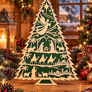 Könnte beinhalten: Eine lasergeschnittene Weihnachtsbaumdekoration aus Holz mit einem mehrschichtigen Design auf dunkelgrünem Hintergrund. Der Ausschnitt zeigt eine Krippenszene mit einem Engel, der heiligen Familie, Kamelen, Palmen und Schafen.