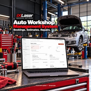 Könnte beinhalten: Ein Laptop mit der iXLaser Auto Workshop Management System Software auf einer roten Werkbank. Der Bildschirm zeigt Reparaturaufträge. Im Hintergrund steht ein Auto auf einer Hebebühne in einer Werkstattumgebung.