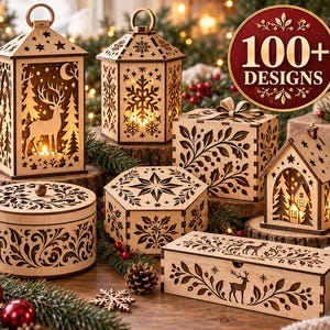 Pode incluir: Uma coleção de caixas e lanternas decorativas de madeira clara com designs intrincados cortados a laser de veados, flocos de neve e folhagem. Alguns itens são iluminados por dentro. Um emblema exibe o texto 100+ DESIGNS.