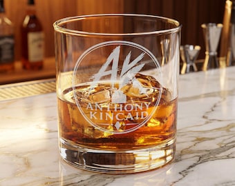 Vaso de whisky grabado con las iniciales AK