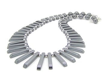 Collar con flecos de hematita negra: joyería tribal con piedras preciosas