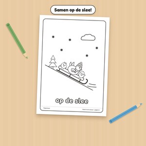 Puede incluir: Una p&aacute;gina para colorear en blanco y negro titulada Samen op de slee que muestra tres p&aacute;jaros en un trineo bajando una colina nevada con un pino, copos de nieve y una nube. El texto op de slee est&aacute; impreso abajo con dos l&aacute;pices.