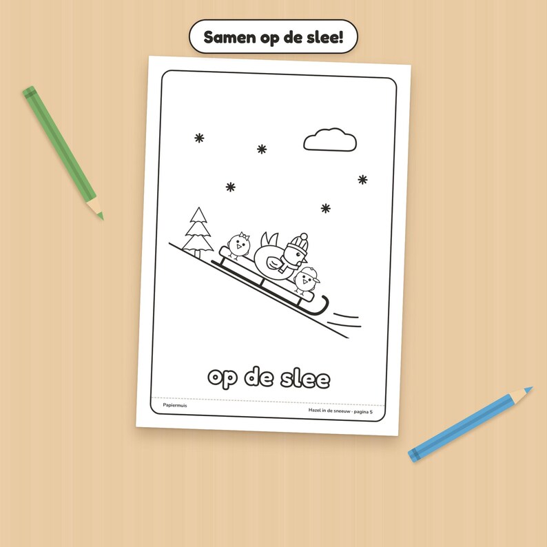 Puede incluir: Una p&aacute;gina para colorear en blanco y negro titulada Samen op de slee que muestra tres p&aacute;jaros en un trineo bajando una colina nevada con un pino, copos de nieve y una nube. El texto op de slee est&aacute; impreso abajo con dos l&aacute;pices.