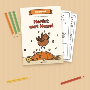 K&ouml;nnte beinhalten: Ein Malbuch mit dem Titel Herfst met Hazel mit einer Illustration eines braunen Huhns, umgeben von Herbstbl&auml;ttern, einem kleinen K&uuml;ken und einem Igel. Das Cover enth&auml;lt den Text Kleurboek, 2 tot 4 jaar, 30 kleurplaten und Papiermuis. F&uuml;nf Buntstifte liegen um das Buch herum.