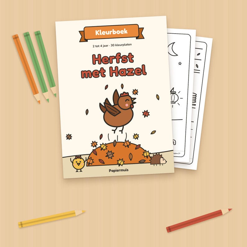 K&ouml;nnte beinhalten: Ein Malbuch mit dem Titel Herfst met Hazel mit einer Illustration eines braunen Huhns, umgeben von Herbstbl&auml;ttern, einem kleinen K&uuml;ken und einem Igel. Das Cover enth&auml;lt den Text Kleurboek, 2 tot 4 jaar, 30 kleurplaten und Papiermuis. F&uuml;nf Buntstifte liegen um das Buch herum.