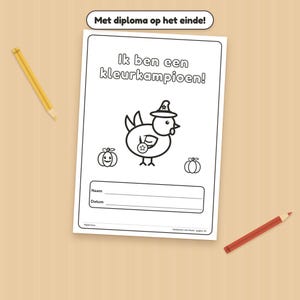 Pode incluir: Uma p&aacute;gina de colorir branca com um frango usando um chap&eacute;u de bruxa, duas ab&oacute;boras e o texto "Ik ben een kleurkampioen!" com linhas para "Naam" e "Datum". Um l&aacute;pis amarelo e um l&aacute;pis vermelho est&atilde;o colocados nas laterais.