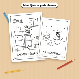 Pode incluir: Duas p&aacute;ginas para colorir brancas com contornos pretos. A p&aacute;gina esquerda mostra um frango cozinhando sopa em uma cozinha com o texto 'soep in de keuken'. A p&aacute;gina direita mostra um frango e um boneco de neve com o texto 'de sneeuwpop'. Um l&aacute;pis azul e um vermelho s&atilde;o vis&iacute;veis.