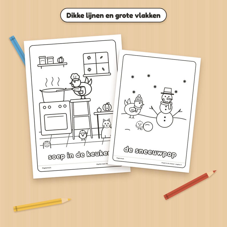 Pode incluir: Duas p&aacute;ginas para colorir brancas com contornos pretos. A p&aacute;gina esquerda mostra um frango cozinhando sopa em uma cozinha com o texto 'soep in de keuken'. A p&aacute;gina direita mostra um frango e um boneco de neve com o texto 'de sneeuwpop'. Um l&aacute;pis azul e um vermelho s&atilde;o vis&iacute;veis.
