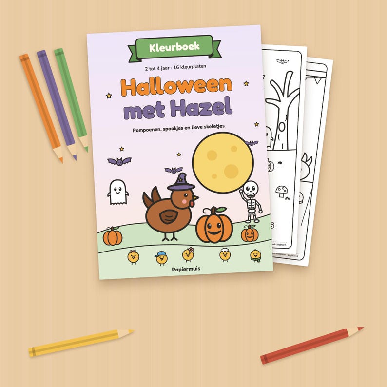 Pode incluir: Um livro de colorir intitulado Halloween met Hazel com uma capa roxa clara apresentando uma galinha castanha, uma lua amarela, ab&oacute;boras, um fantasma e um esqueleto. O livro inclui dezasseis p&aacute;ginas e cinco l&aacute;pis de cor.
