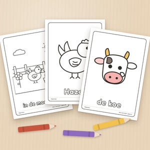 Puede incluir: Tres p&aacute;ginas para colorear blancas con ilustraciones de animales de granja y texto en holand&eacute;s, incluyendo una gallina en un campo, una gallina etiquetada como Haze y una vaca etiquetada como de koe, junto a tres l&aacute;pices rojo, morado y amarillo.