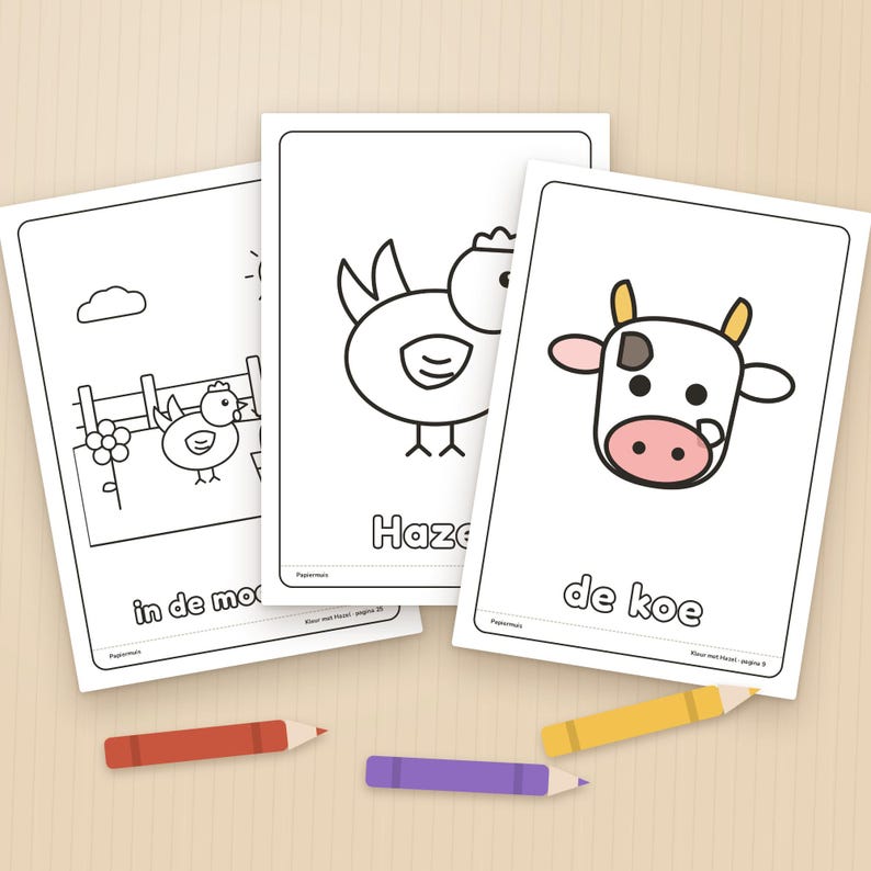 Puede incluir: Tres p&aacute;ginas para colorear blancas con ilustraciones de animales de granja y texto en holand&eacute;s, incluyendo una gallina en un campo, una gallina etiquetada como Haze y una vaca etiquetada como de koe, junto a tres l&aacute;pices rojo, morado y amarillo.