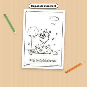 K&ouml;nnte beinhalten: Eine schwarz-wei&szlig;e Malvorlage mit einem Vogel, der in einen Laubhaufen springt, einem Baum, einem kleinen Vogel und einem Igel. Der Text lautet Hop, in de bladeren! und Herfst met Hazel - pagina 3. Zwei Buntstifte liegen daneben.