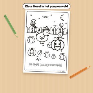 Pode incluir: Uma p&aacute;gina de colorir em preto e branco intitulada "Kleur Hazel in het pompoenveld" e "In het pompoenveld" com uma galinha usando um chap&eacute;u de bruxa, ab&oacute;boras, esqueletos, morcegos e pintinhos. Um l&aacute;pis verde e um laranja est&atilde;o pr&oacute;ximos.