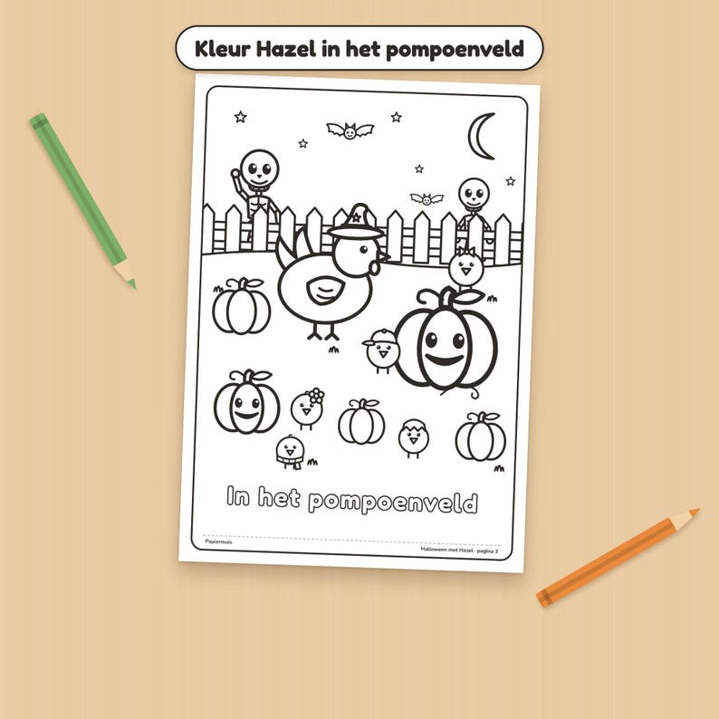 Pode incluir: Uma p&aacute;gina de colorir em preto e branco intitulada "Kleur Hazel in het pompoenveld" e "In het pompoenveld" com uma galinha usando um chap&eacute;u de bruxa, ab&oacute;boras, esqueletos, morcegos e pintinhos. Um l&aacute;pis verde e um laranja est&atilde;o pr&oacute;ximos.