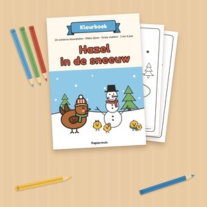 Puede incluir: Un libro para colorear titulado Hazel in de sneeuw que muestra una escena invernal con una gallina marr&oacute;n, un mu&ntilde;eco de nieve y pollitos. La portada incluye el texto Kleurboek, 24 winterse kleurplaten y Papiermuis, con cinco l&aacute;pices.