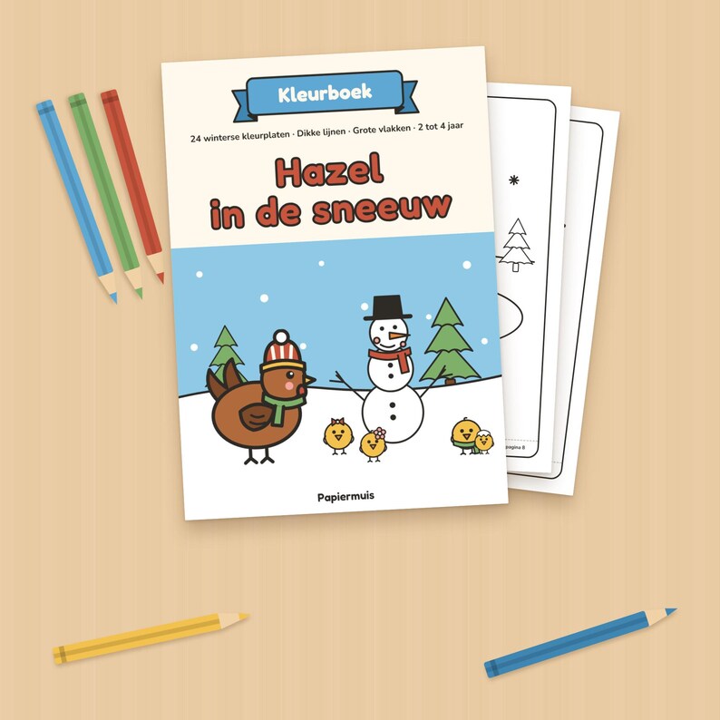 Puede incluir: Un libro para colorear titulado Hazel in de sneeuw que muestra una escena invernal con una gallina marr&oacute;n, un mu&ntilde;eco de nieve y pollitos. La portada incluye el texto Kleurboek, 24 winterse kleurplaten y Papiermuis, con cinco l&aacute;pices.