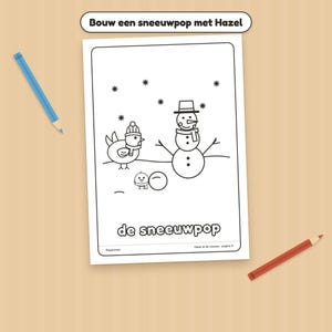 Puede incluir: Una p&aacute;gina para colorear en blanco y negro titulada Bouw een sneeuwpop met Hazel que muestra un mu&ntilde;eco de nieve, un p&aacute;jaro y un pollito. El texto de sneeuwpop aparece en la parte inferior. Un l&aacute;piz azul y uno rojo est&aacute;n a los lados.