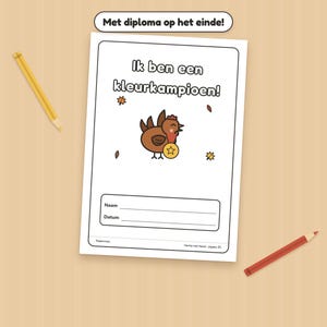 K&ouml;nnte beinhalten: Ein druckbares Zertifikat mit dem Titel 'Ik ben een kleurkampioen!' mit einer braunen Huhn-Illustration, die eine goldene Sternmedaille h&auml;lt, umgeben von kleinen Herbstbl&auml;ttern. Das Dokument enth&auml;lt Zeilen f&uuml;r Name und Datum sowie einen gelben und roten Stift.