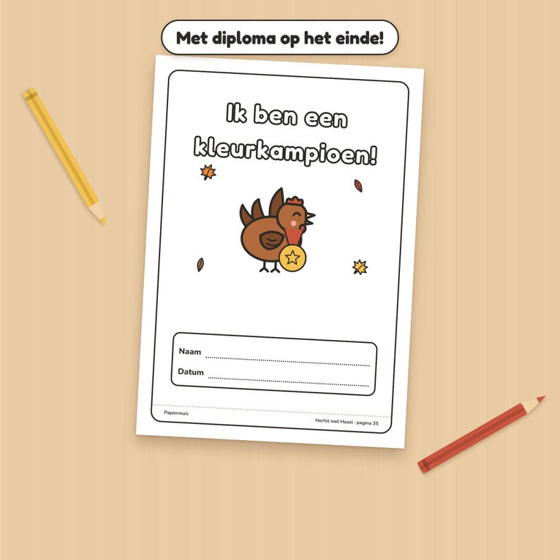 K&ouml;nnte beinhalten: Ein druckbares Zertifikat mit dem Titel 'Ik ben een kleurkampioen!' mit einer braunen Huhn-Illustration, die eine goldene Sternmedaille h&auml;lt, umgeben von kleinen Herbstbl&auml;ttern. Das Dokument enth&auml;lt Zeilen f&uuml;r Name und Datum sowie einen gelben und roten Stift.