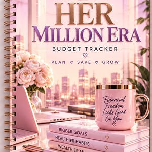 Può includere: Un taccuino per il monitoraggio del budget con rilegatura a spirale intitolato HER MILLION ERA con una copertina rosa raffigurante uno skyline cittadino. Include una tazza rosa con il testo Financial Freedom Looks Good On You, tre libri rosa impilati con le etichette BIGGER GOALS, HEALTHIER HABITS, WEALTHIER ME e una penna rosa.