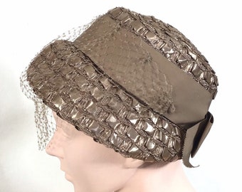 Vintage Taupe Raffia Straw Cloche Hat Original by Dayire Grosgrain Ribbon Band Netting 1950s