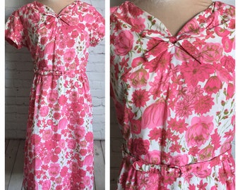 Vintage Midcentury Leslie Pomer Crepe Day Dress M Pink Roses Floral Print Belted Front Bow Back Zip