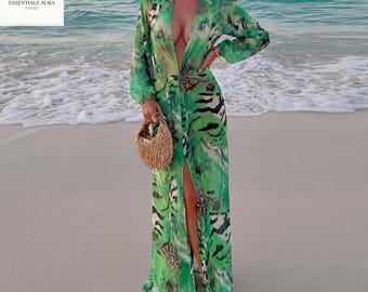 Vestido largo verde con estampado tropical: escote en V profundo, espalda descubierta, mangas largas (ropa de playa).