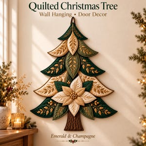 Pode incluir: Uma árvore de Natal acolchoada para pendurar na parede ou porta, com camadas de tecido em verde esmeralda e champanhe. O design inclui padrões de folhas costuradas, uma poinsétia central e um tronco castanho, com o texto Quilted Christmas Tree Wall Hanging Door Decor Emerald & Champagne.