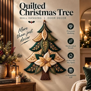 Peut inclure: Une décoration murale en forme de sapin de Noël matelassé avec des feuilles en tissu vert foncé et crème, rehaussées de broderies dorées. Le sapin présente un poinsettia central crème et un tronc marron. Texte : Quilted Christmas Tree.